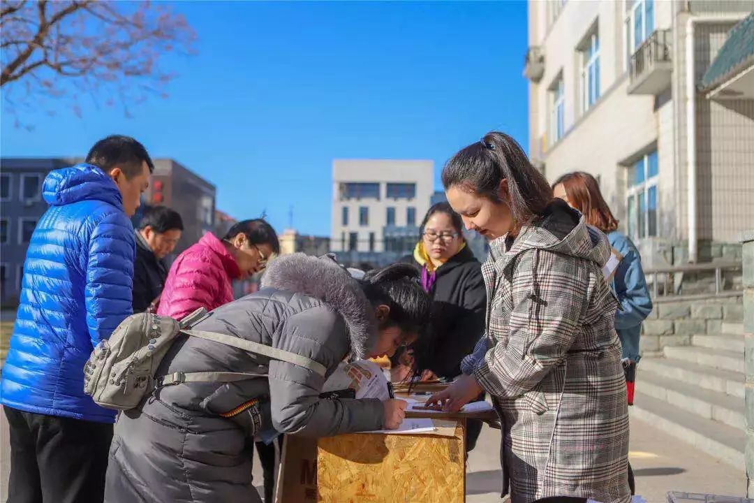 考生来到北青政进行确认报名