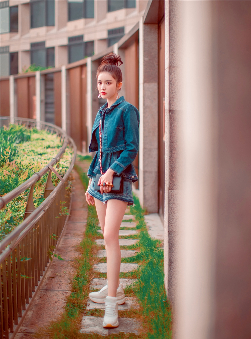 古力娜扎现身戛纳穿牛仔短裤大秀甘蔗腿这身材也太惊艳了