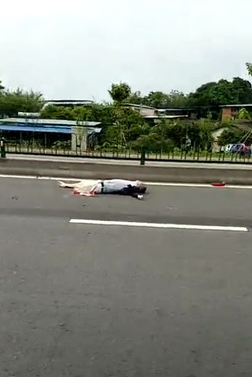 腿都没了.客都大桥一小车与摩托相撞,人被撞飞,现场惨烈._事故