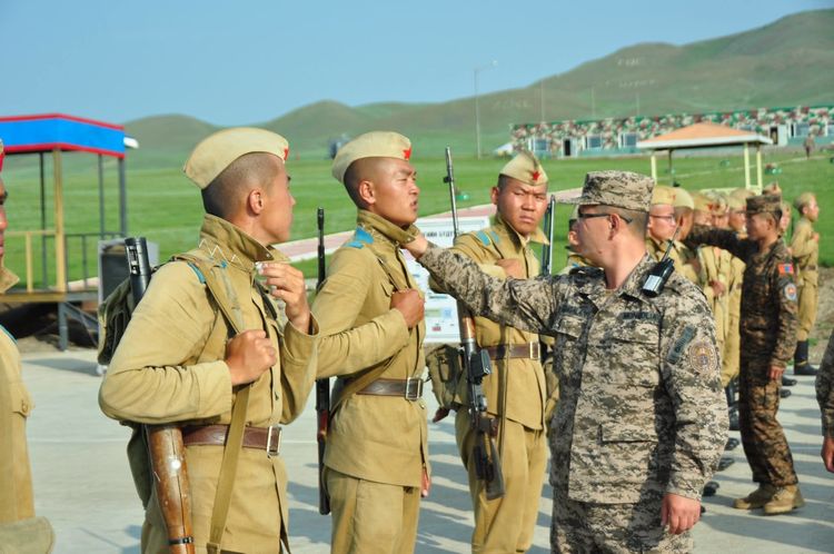 蒙古人民军新兵在勤学苦练,装扮让人以为是上世纪的苏联军队