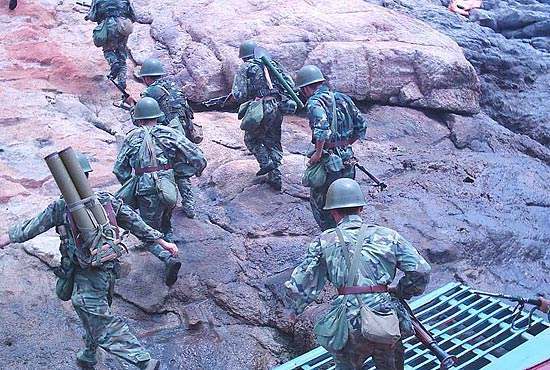 我军经典战术正抗侧击