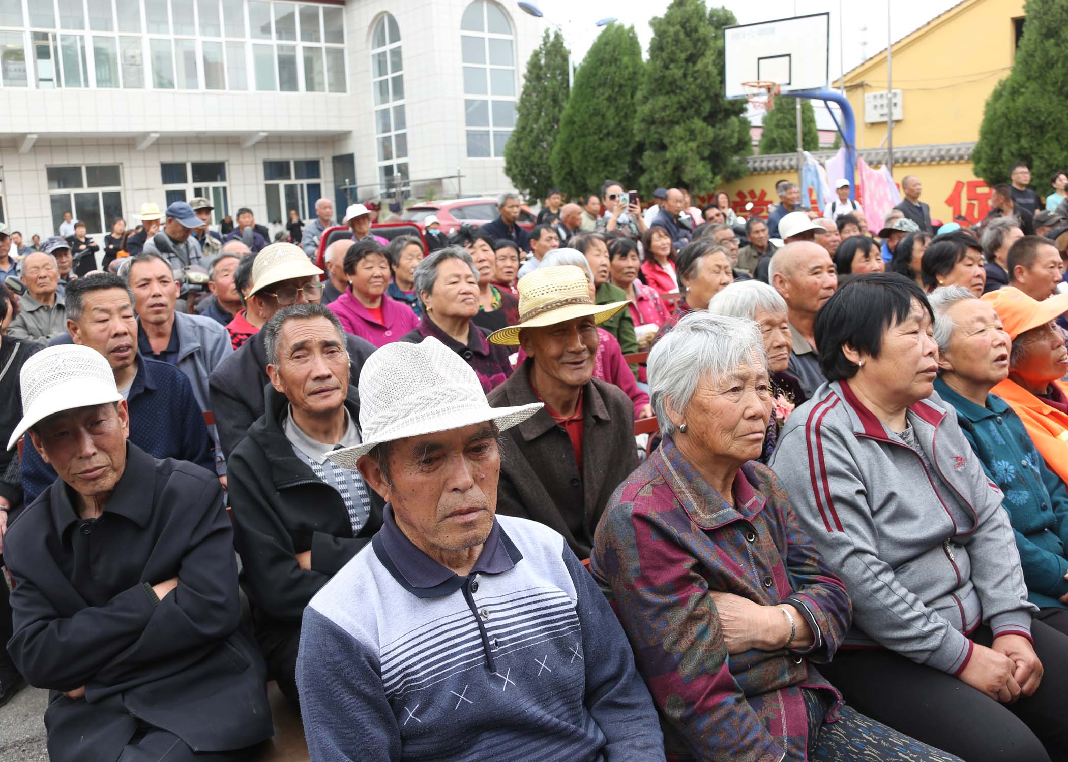 发鸠山东麓的半山腰上,历史悠久,文蕴深厚,"精卫填海"的神话源远流长