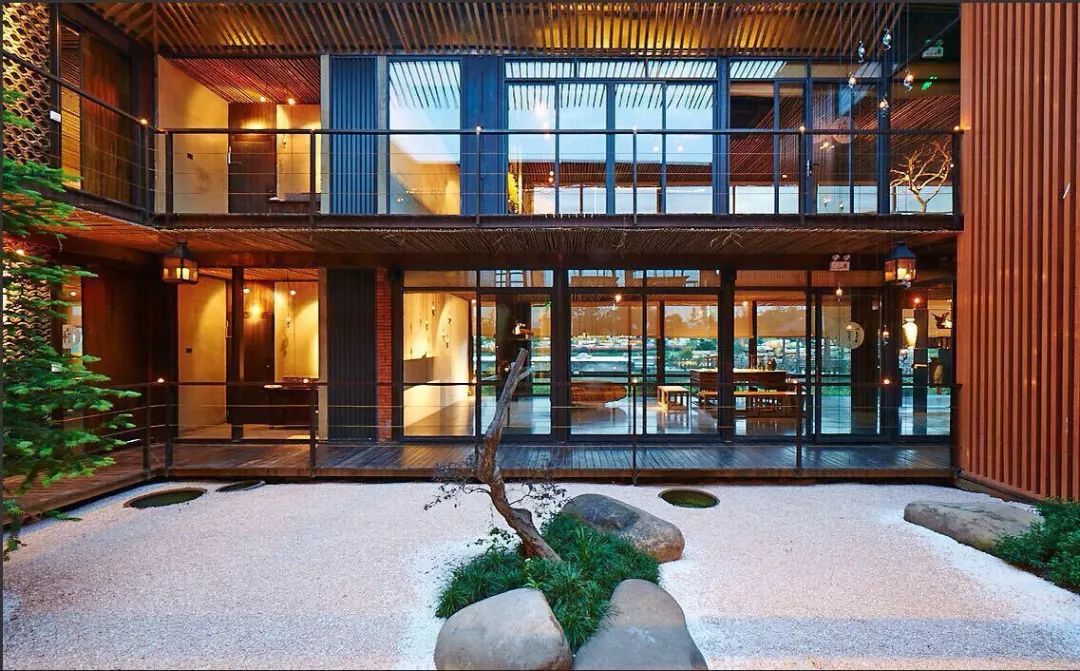 上海郊区他用22个集装箱搭建了一座四合院朴素得让人感动