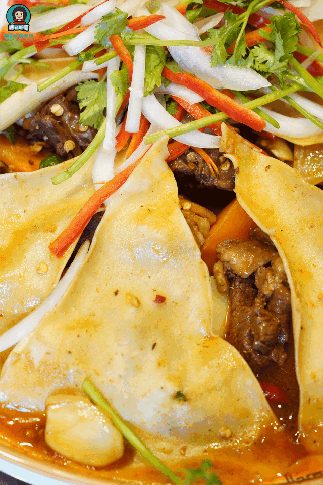 羊肉焖饼子一上桌,超浓的羊肉香味就一直往鼻子里钻个不停!