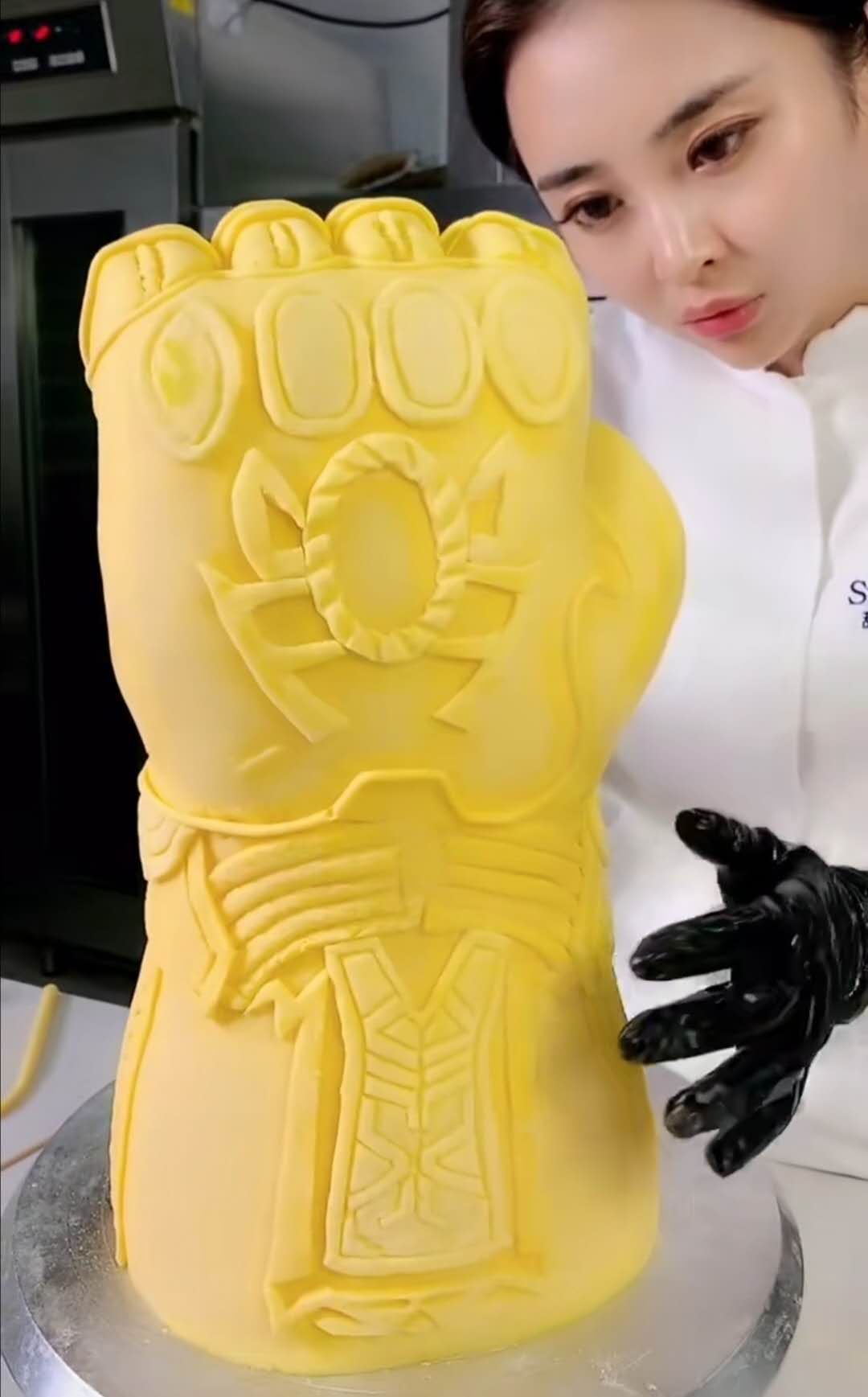 美女用蛋糕做灭霸无限手套爆红网友能打响指吗