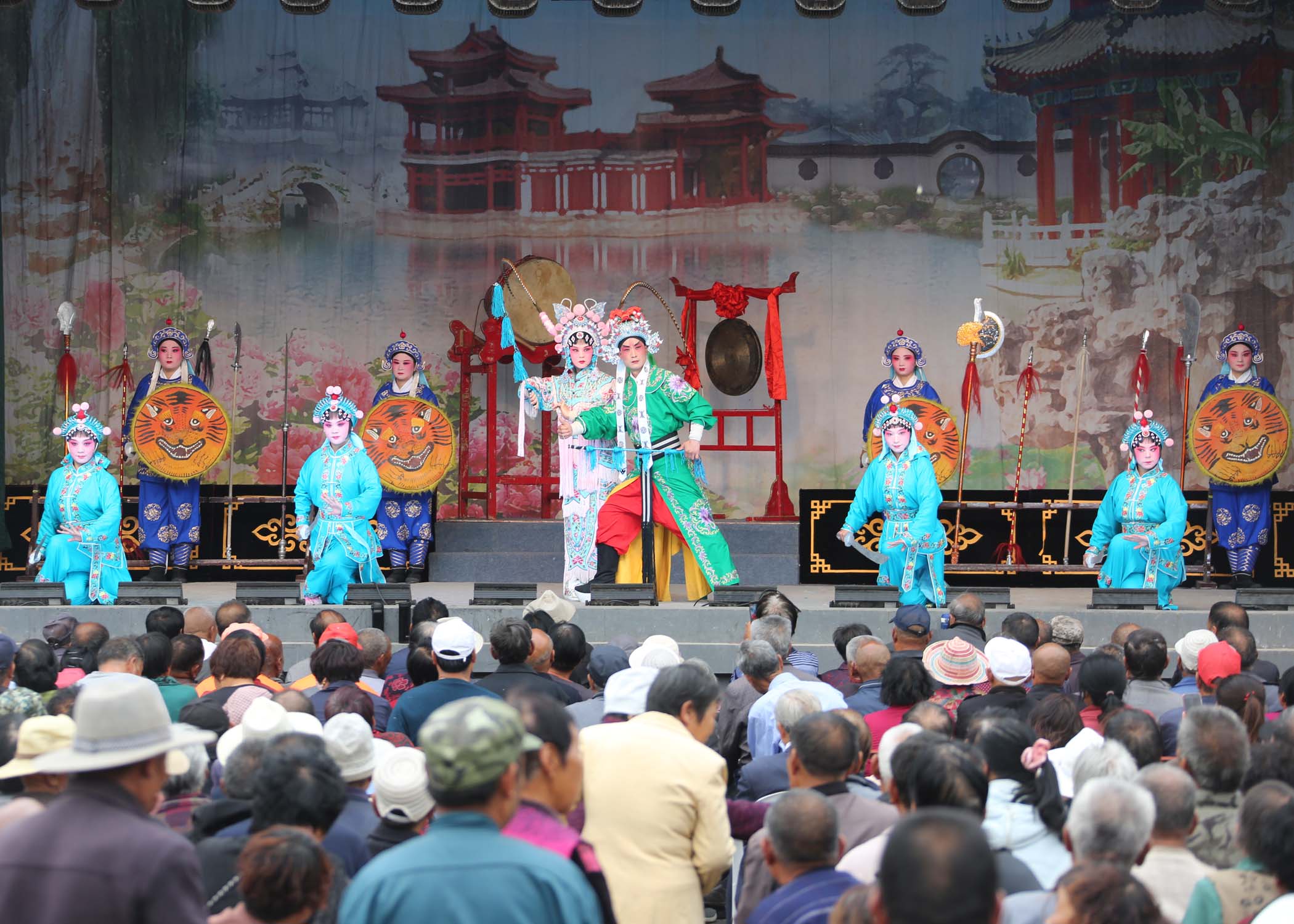 长子县良坪村庙会吸引周边村民看大戏