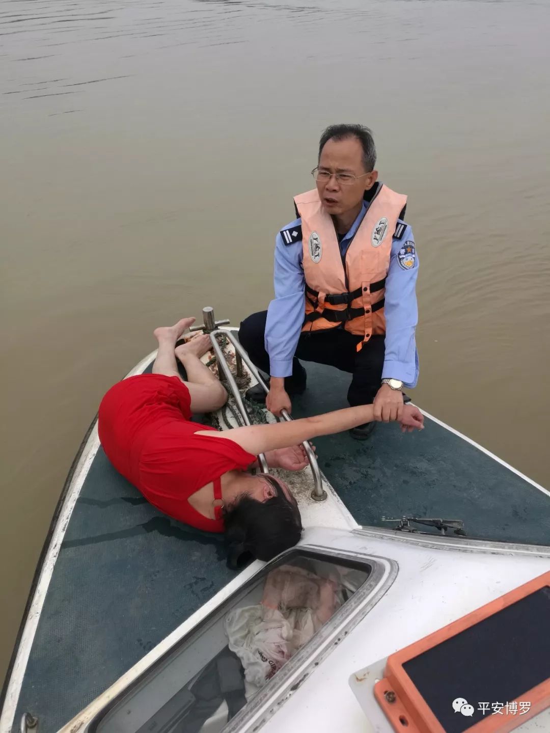 水上派出所接到110转来报案称,在博罗县罗阳街道东江大桥对面水桥下有