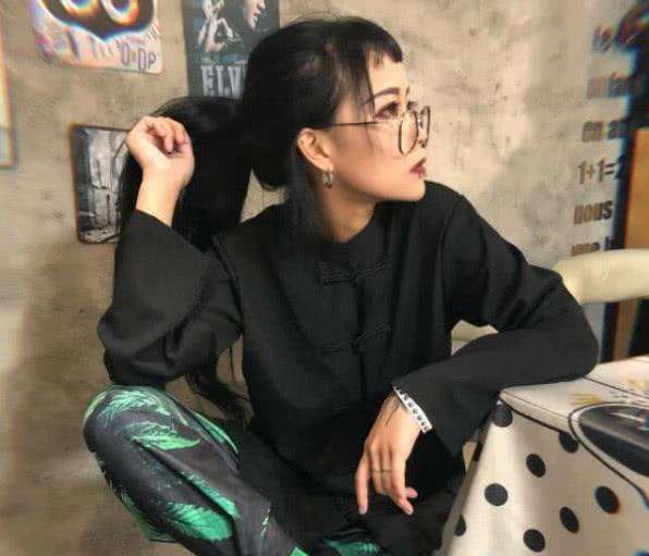 生气直接发微博说脏话怒骂粉丝,网友:建议封杀顾茜茜这一位快手女网红