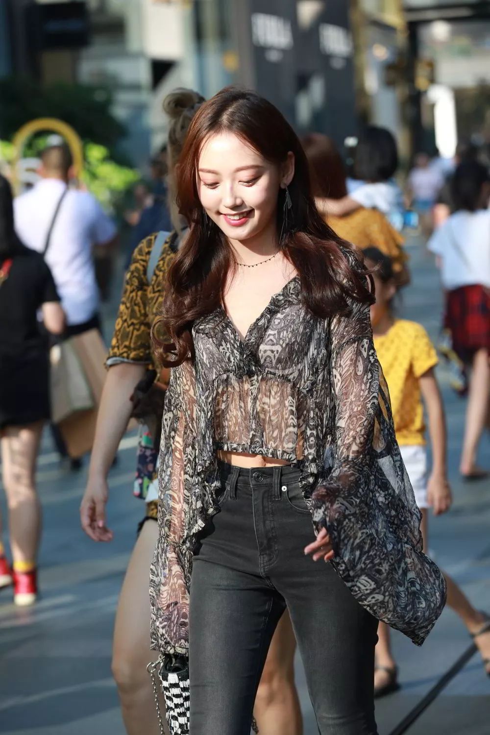 慎点,超多图:当一个美女走在成都的街头