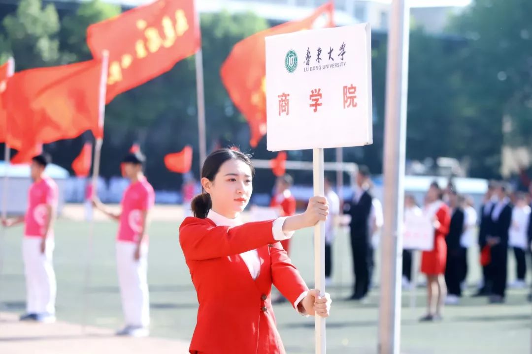 養眼,一起來看各代表隊的舉牌女神和方隊