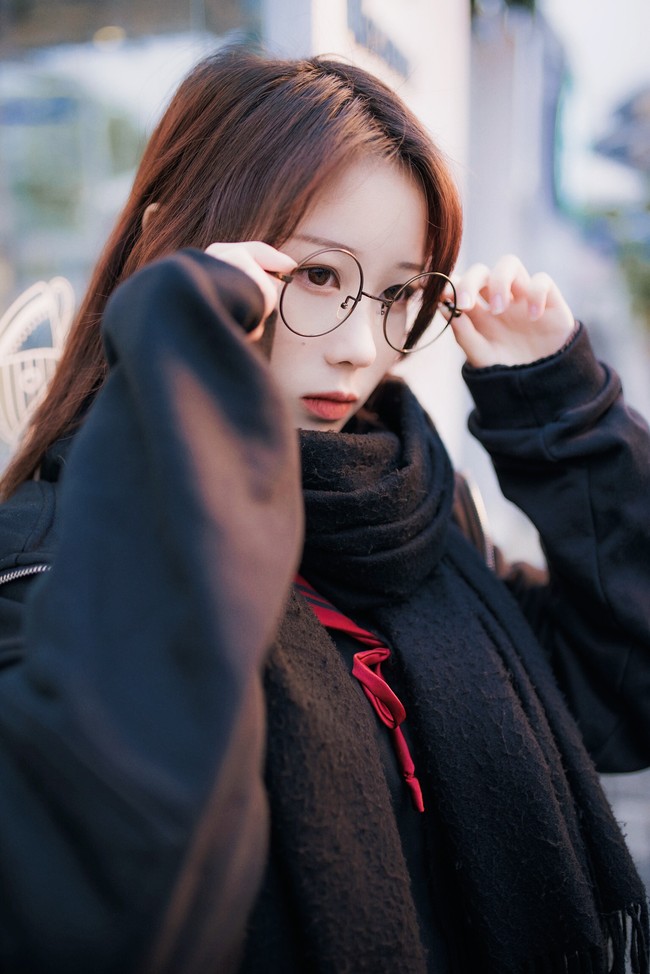 jk少女,文静的气质从镜片后面散发出来._usagi