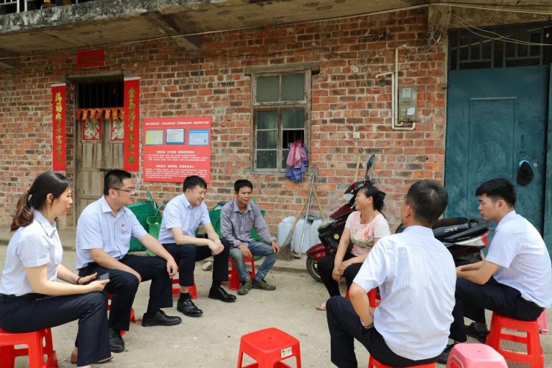 南宁市区联社党委书记,理事长吕享波带领联社党委委员,副主任韦海峰