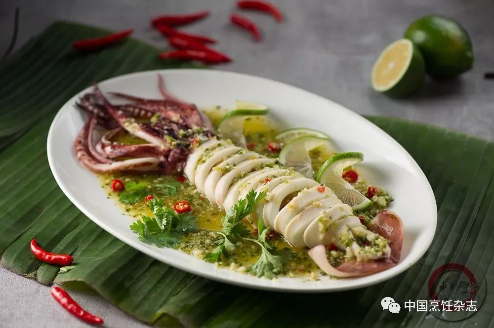 青柠蒸鱿鱼原料鱿鱼1只,鲜青柠檬片,香菜,自制青柠汁.