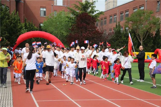 大连明星小学校服图片