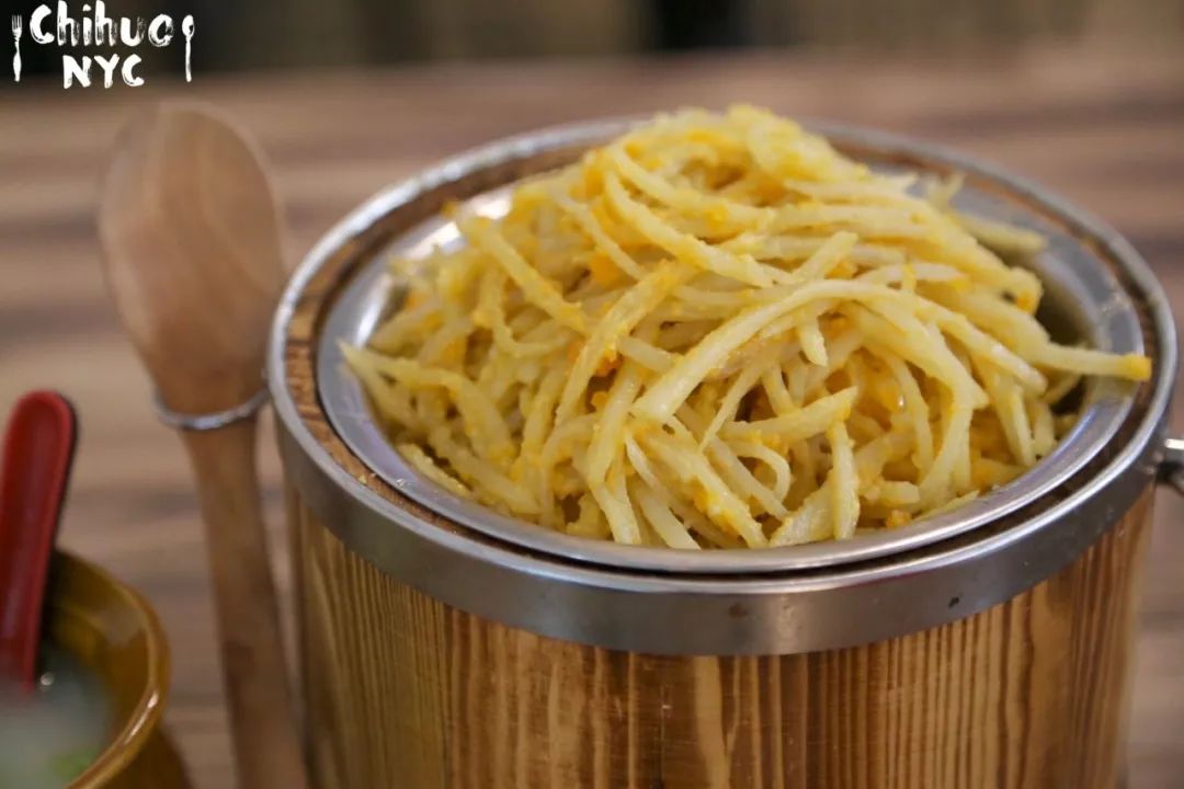 鱼香肉丝肉丝和黑木耳旺火爆炒,发出柔软的光泽,盖在饭上溢出诱人的