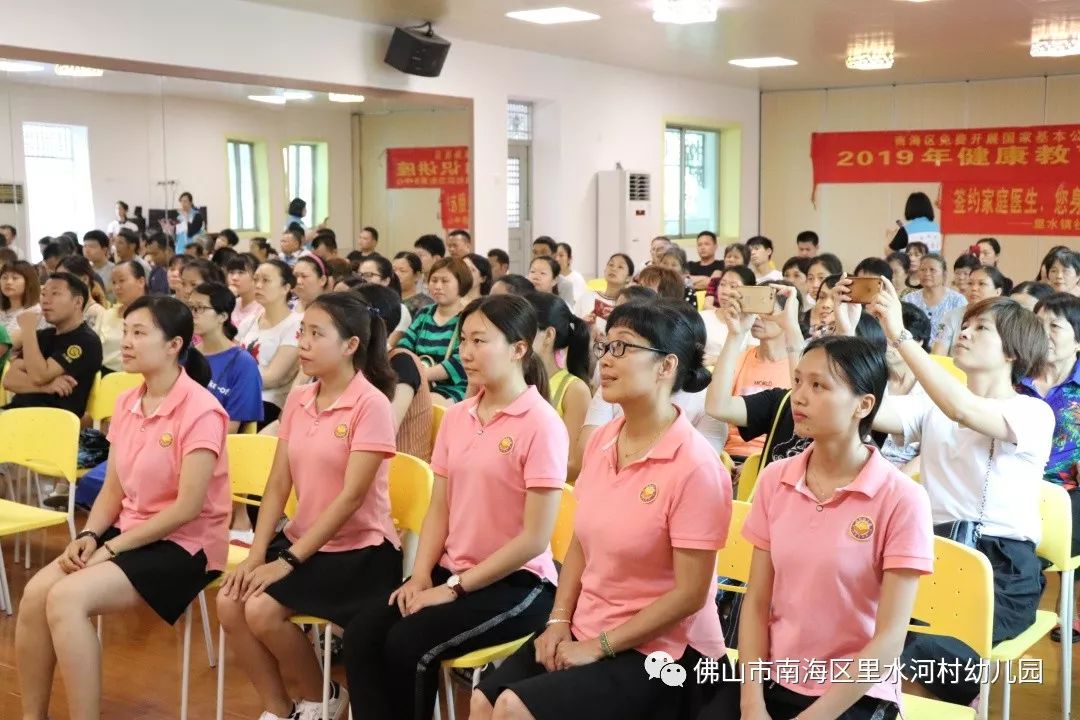 家長們用手機記錄著對孩子有用的知識醫生要求家長們要培養幼兒養成