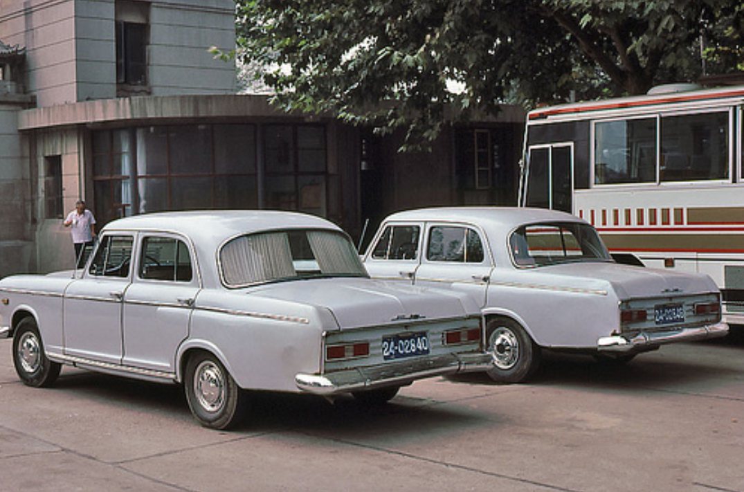 80年代北京街头的豪车了解一下,当时值好几套房子