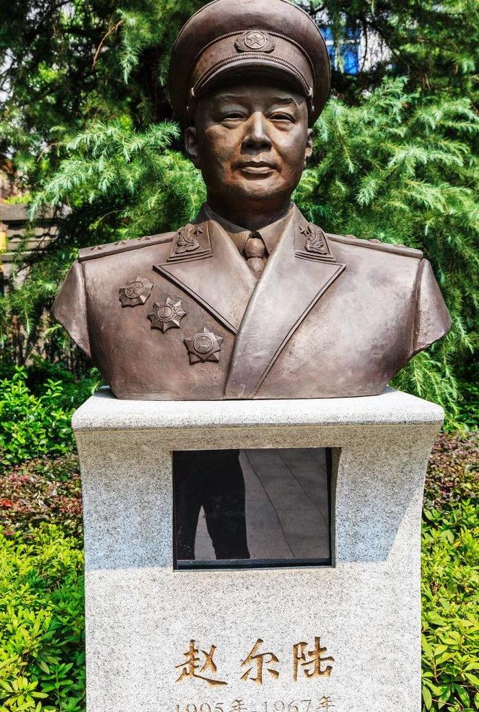 他是四野的第二参谋长,后为上将,因感念牺牲的战友从不穿将服_赵尔陆