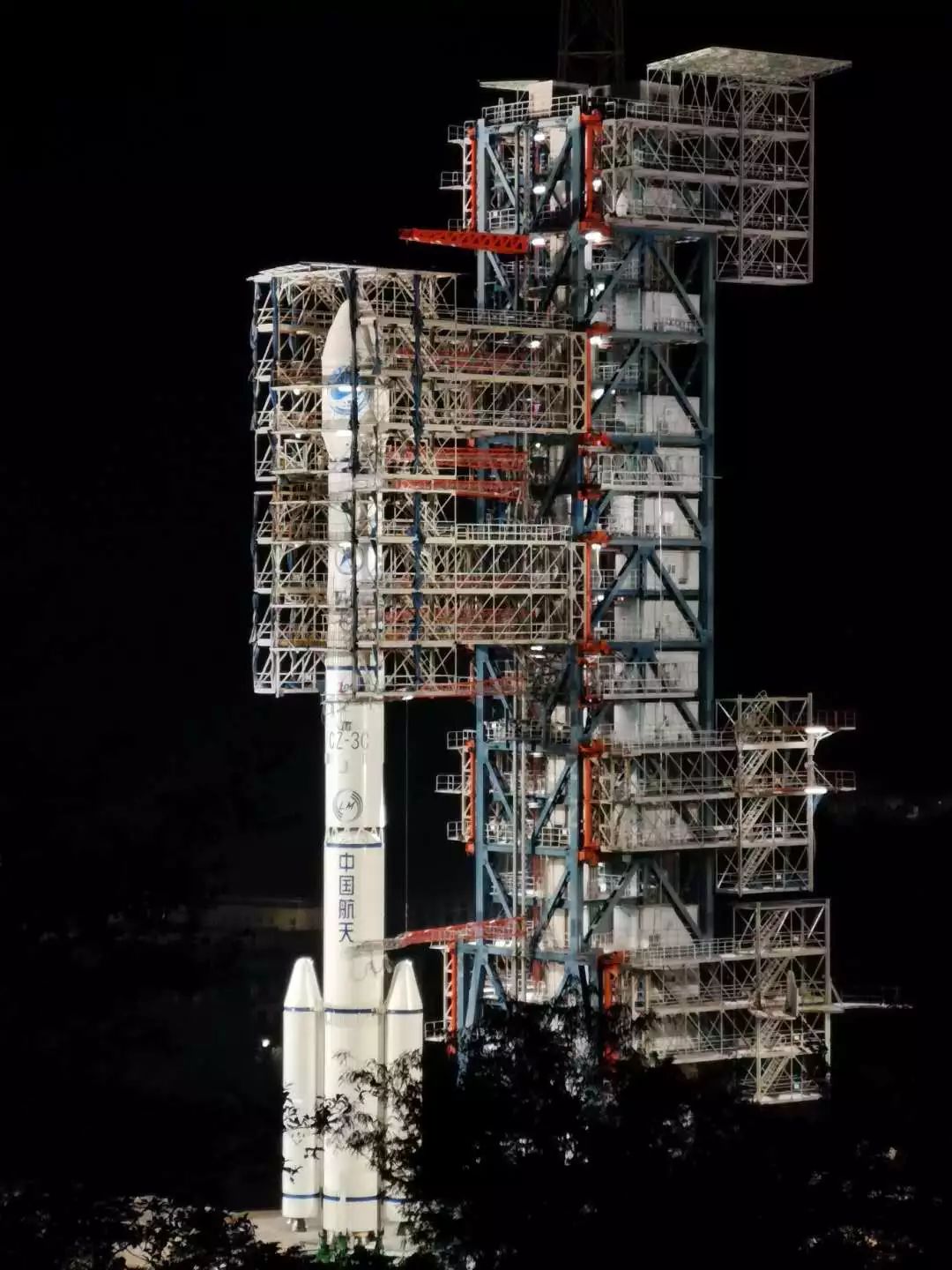 长征三号丙运载火箭等待点火. 梁珂岩 摄