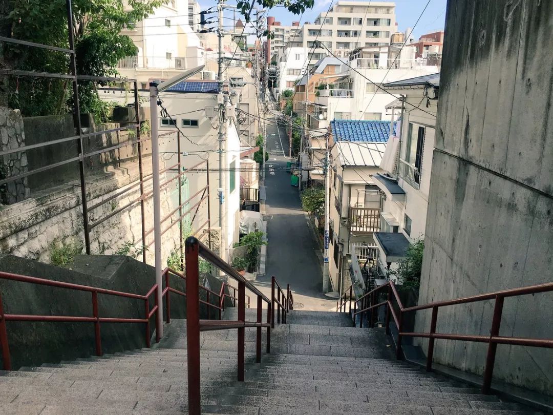 《秒速五厘米》,剧中也有很多画风唯美的场景,部分出自日本现