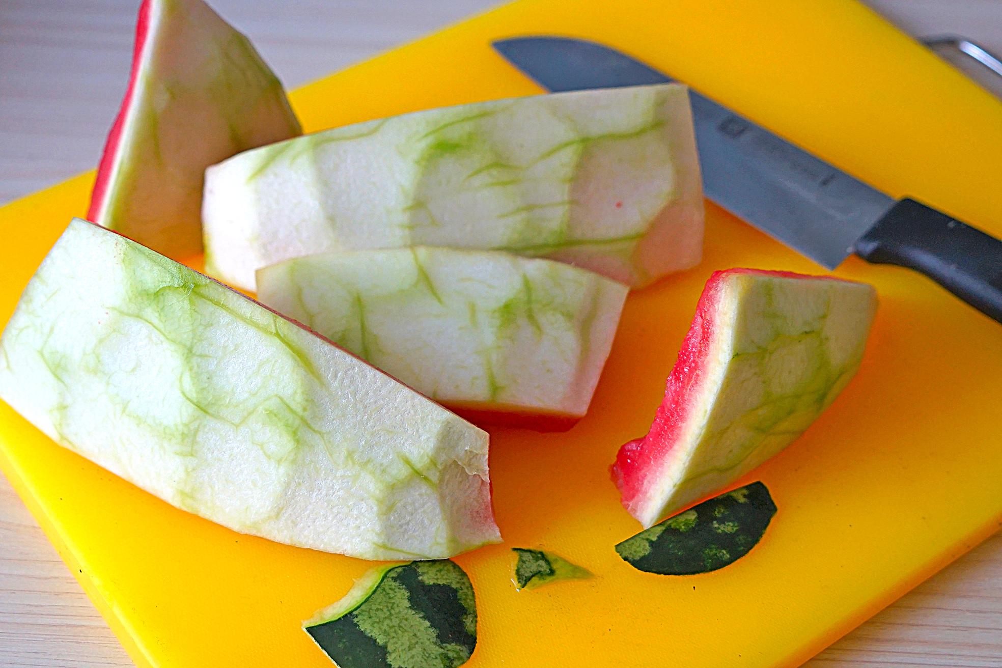 原创夏天,我家三天两头爱吃这种瓜皮,放点辣椒醋溜一下,特下饭