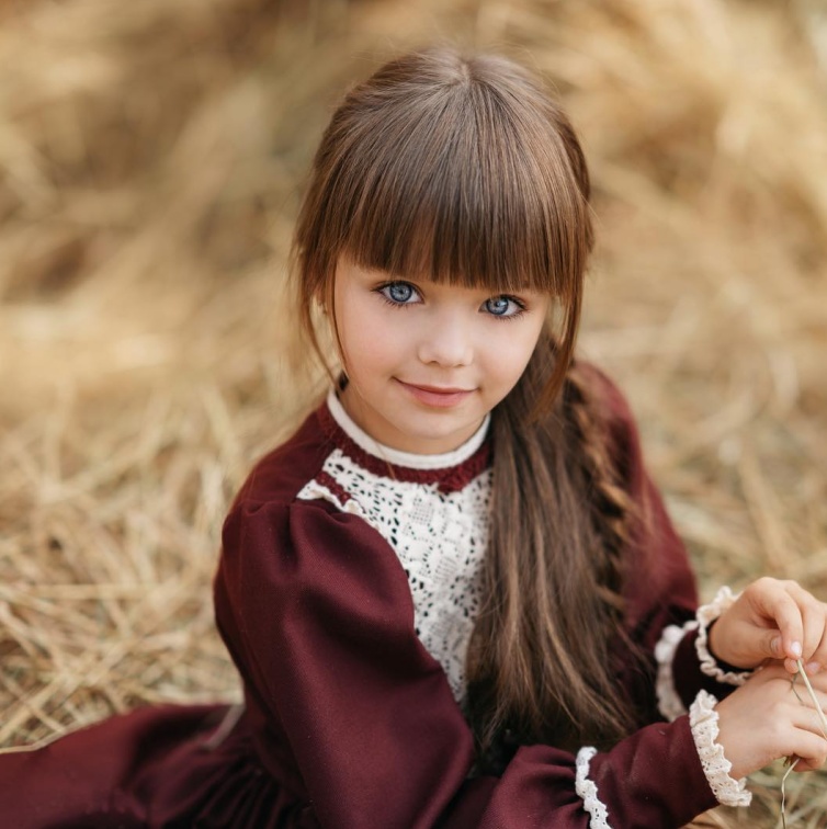 八岁就被评为世界最美女孩俄罗斯小萝莉眼眸如蓝宝石