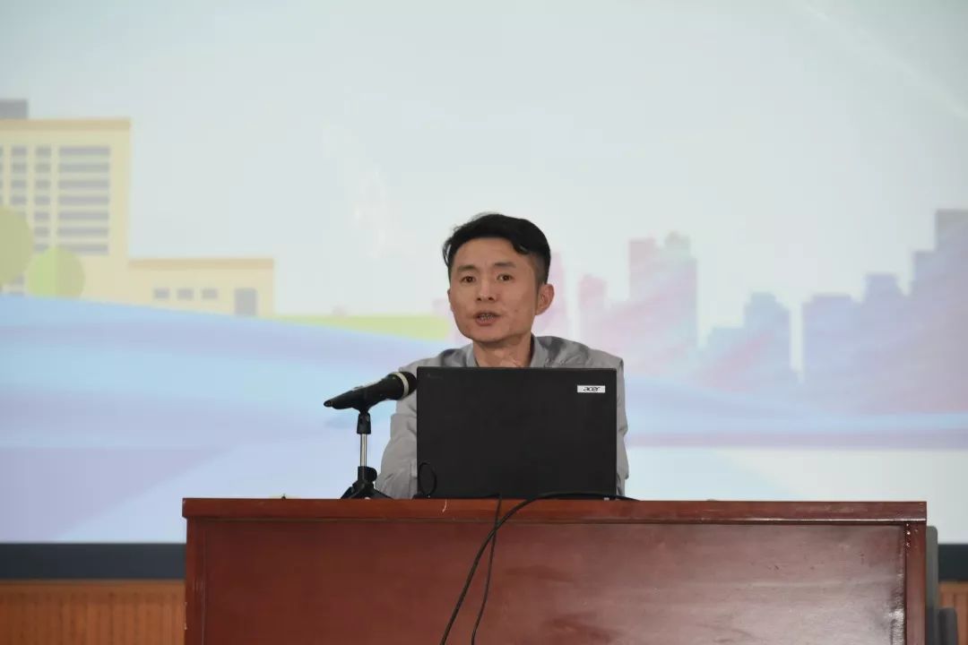 本次讲座由奉贤区少年军校送教服务,禁毒组凌峰老师作为主讲