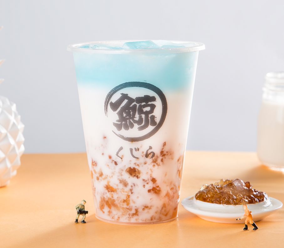 在琉璃鲸轻日式空间风格的店内点上一杯独具蓝色魅惑的奶茶蓝水晶,分