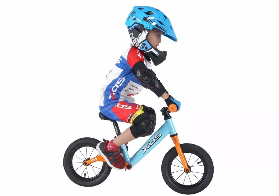 教宝宝掌握骑行滑步车的技巧