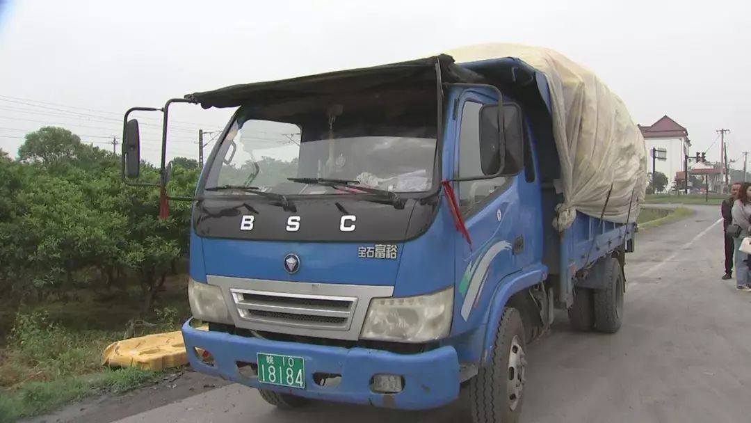 记者了解到,农用车共分三种牌照:绿色牌照,由农业部门发牌,再联合交警