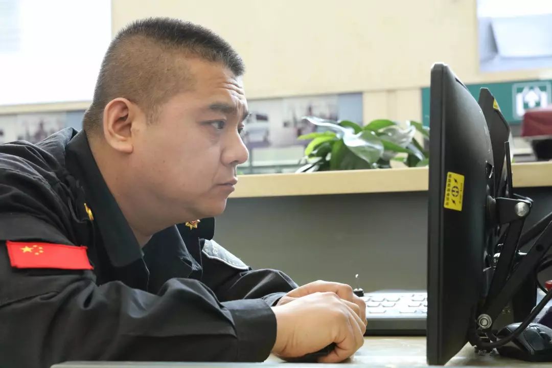 你工作的样子,像极了._黄昕茹