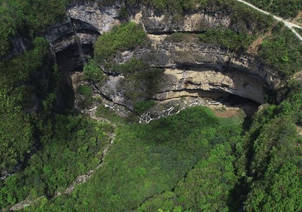 垂直总高340米 探秘中国西北部的神秘天坑_地洞