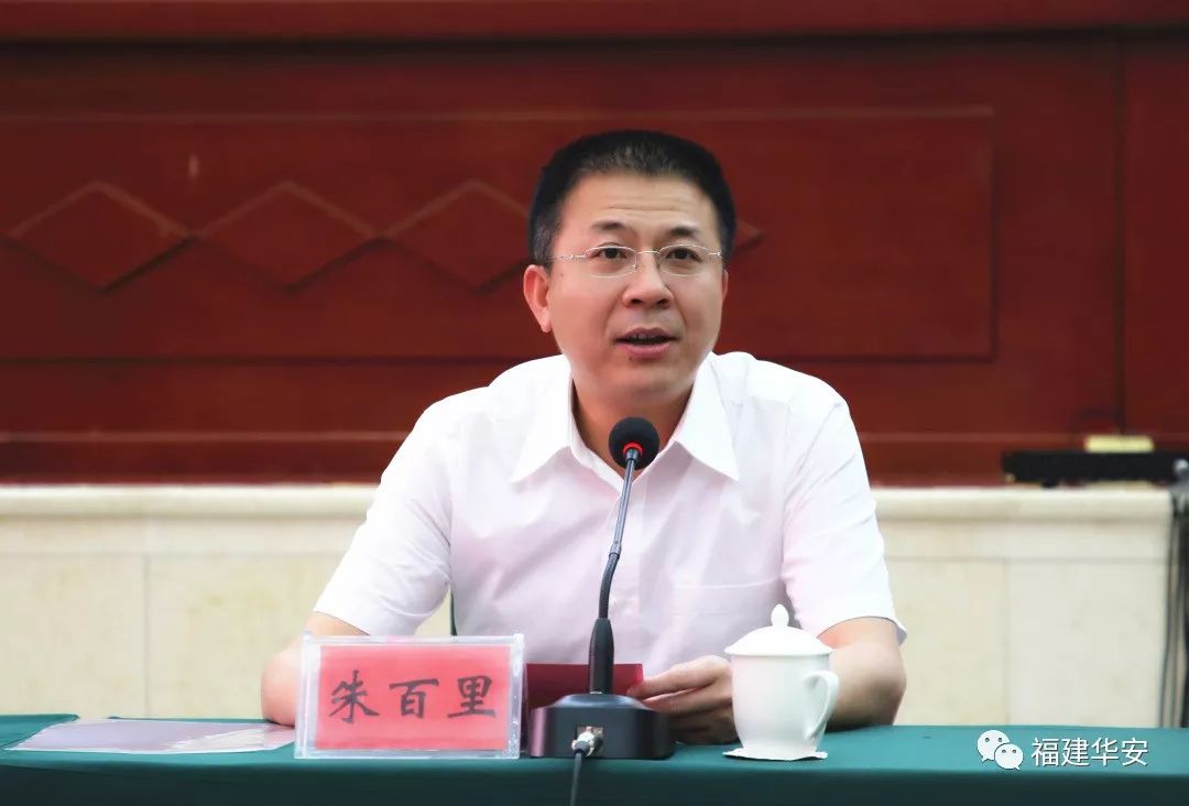 中国观赏石协会创会会长寿嘉华参加会议并讲话,县委书记朱百里参加