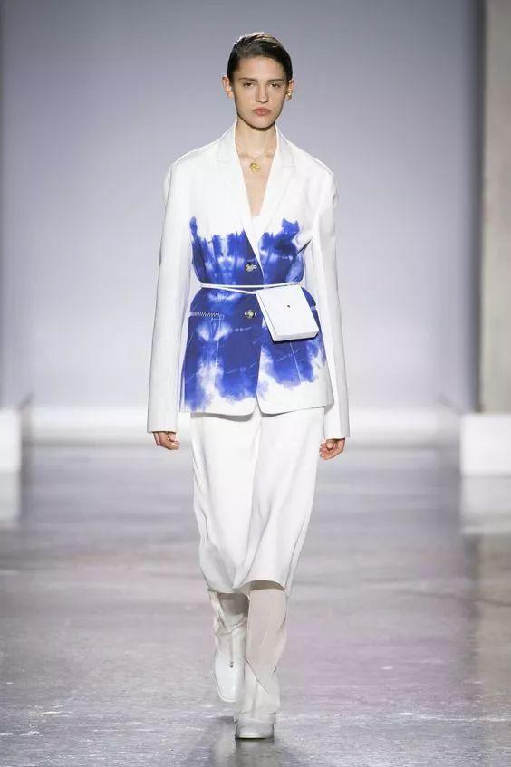 近年来,许多大品牌也都纷纷的在自己的秀场上展示出了采用扎染工艺的