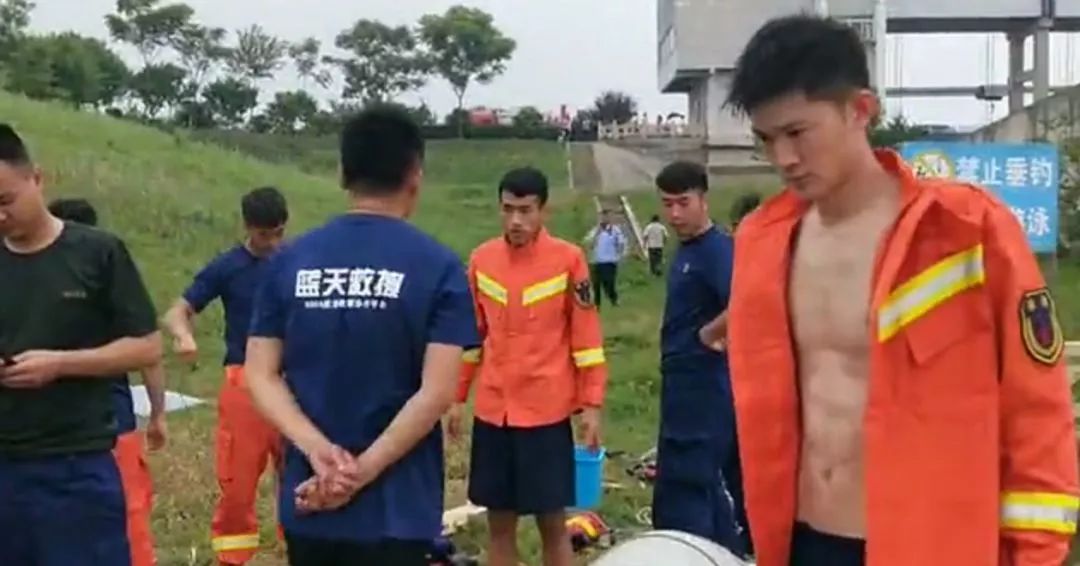 将三名溺水少年打捞上岸赶赴现场颍上中青安防服务队辖区公安,消防有