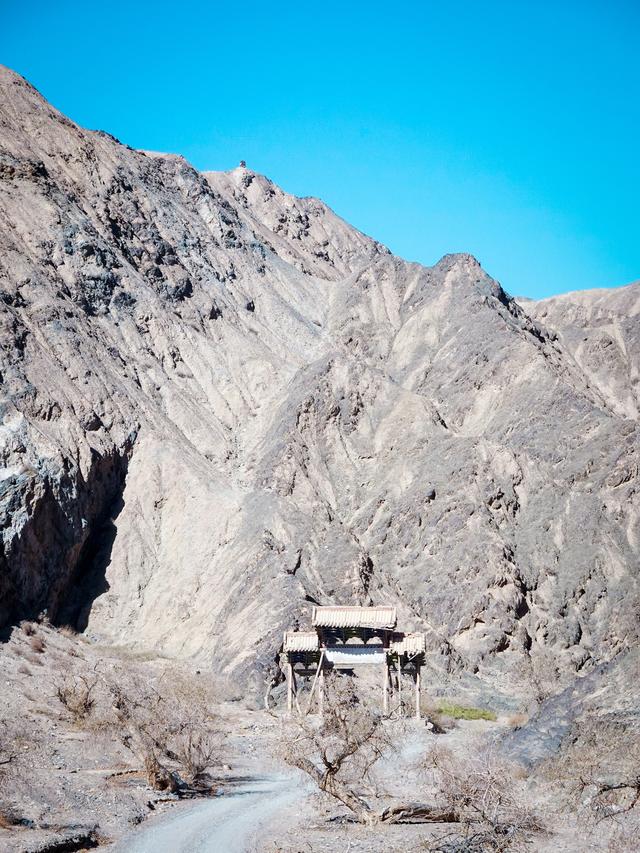 三危山南天门1900年5月26日,与三危山一河之隔的鸣沙山莫高窟,王道士