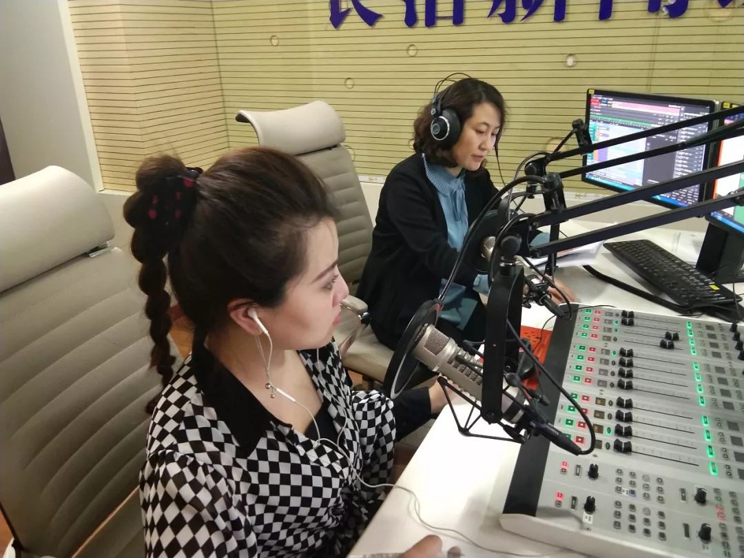 黎城县委副书记,县长牛晨霞参加《党风政风热线》节目与广大听众互动