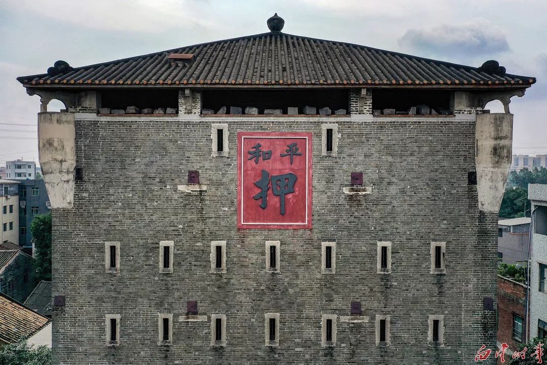 日夜看守平和大押的黄普锋,通过接触了解,与周边村民聊天,向游客探讨