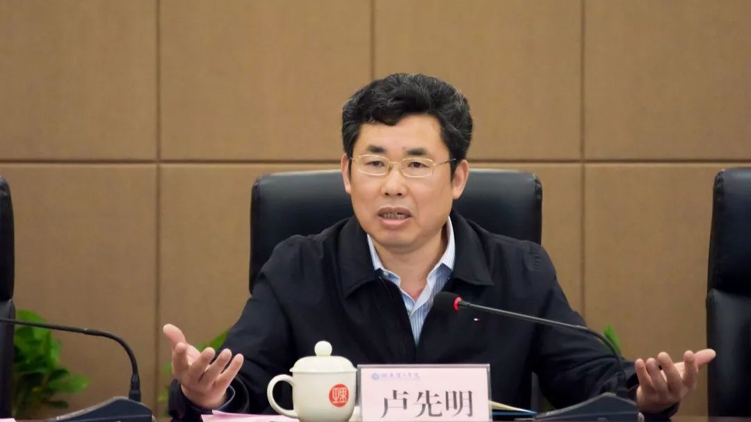 他指出,改办大学,建设博士点,学科建设是关键.