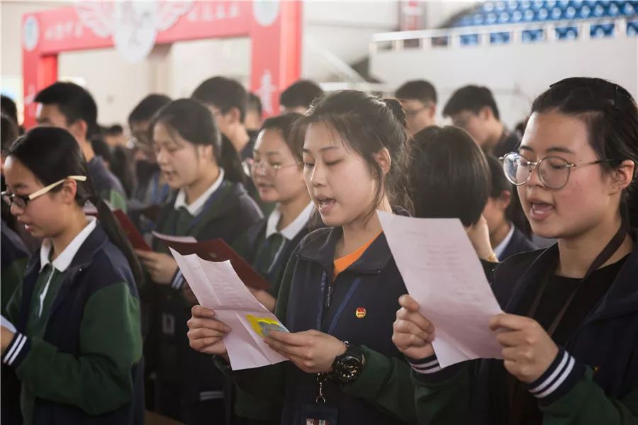 4青春芳華 赤子之心牌頭中學舉行了高三學子十八歲成人典禮.