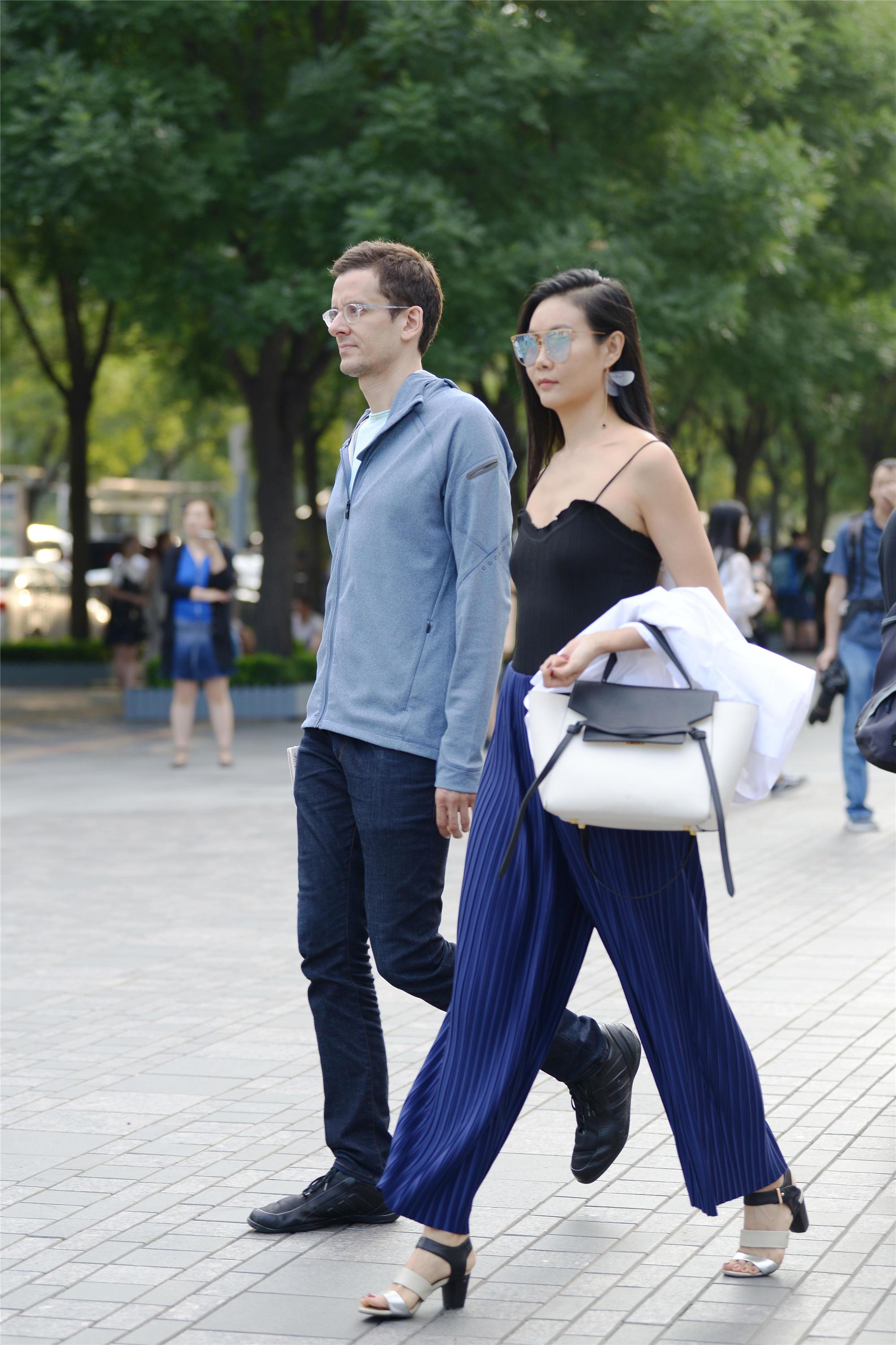 蓝色压褶长裤搭配吊带,脚下一双高跟凉鞋,身材高挑有气质