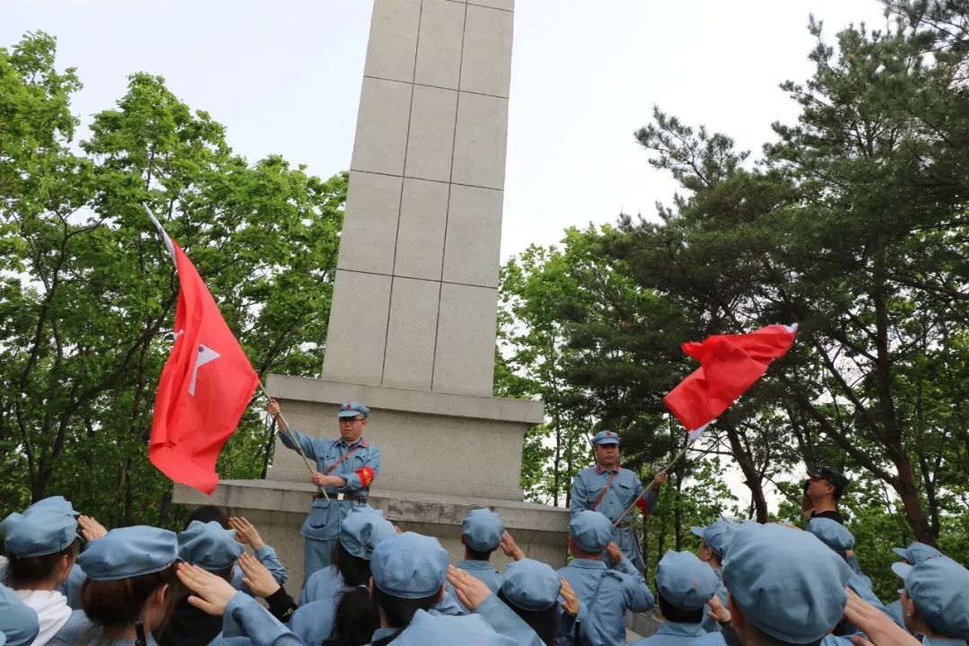 共青团员敬礼姿势图片