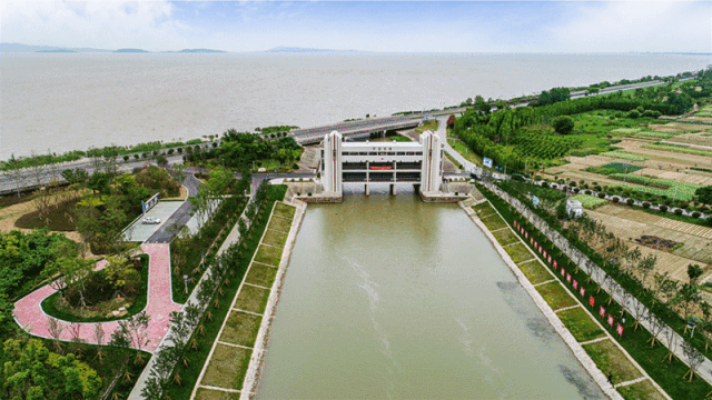 罗溇水闸采用了经典又充满力量感的art deco建筑风格,以密集的竖线条