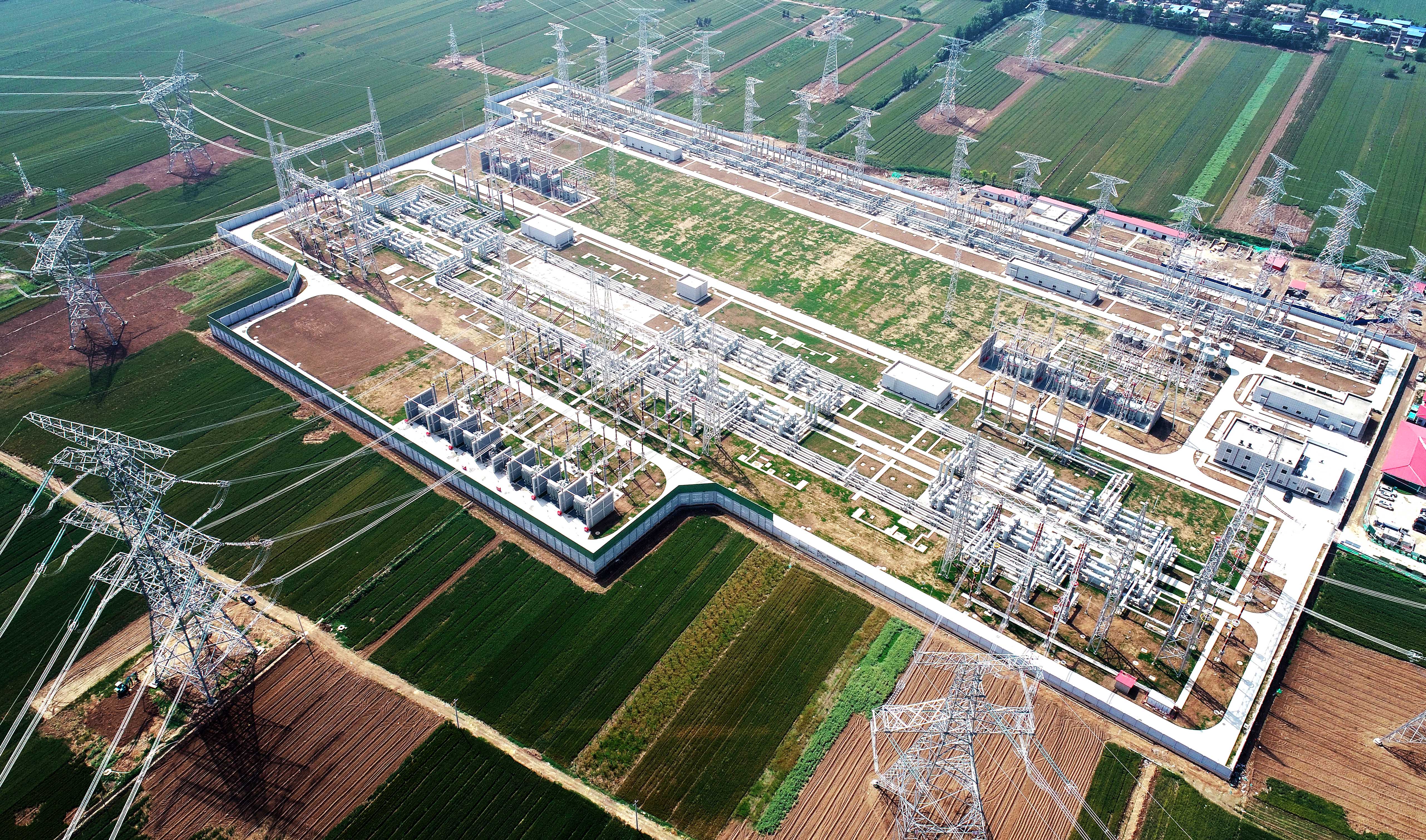 千伏变电站正式投运这是5月17日无人机拍摄的西安北750千伏变电站全景