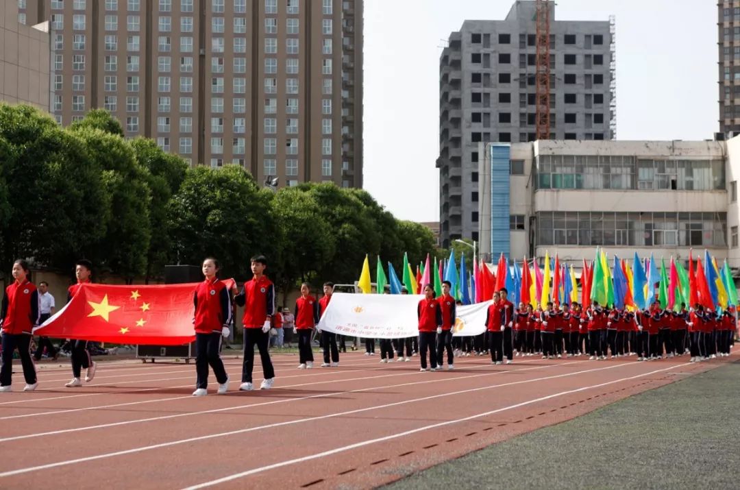 鄭州鞏義的4所小學也來濟源參賽中國籃球加油匯聚著著無數人的籃敲撾