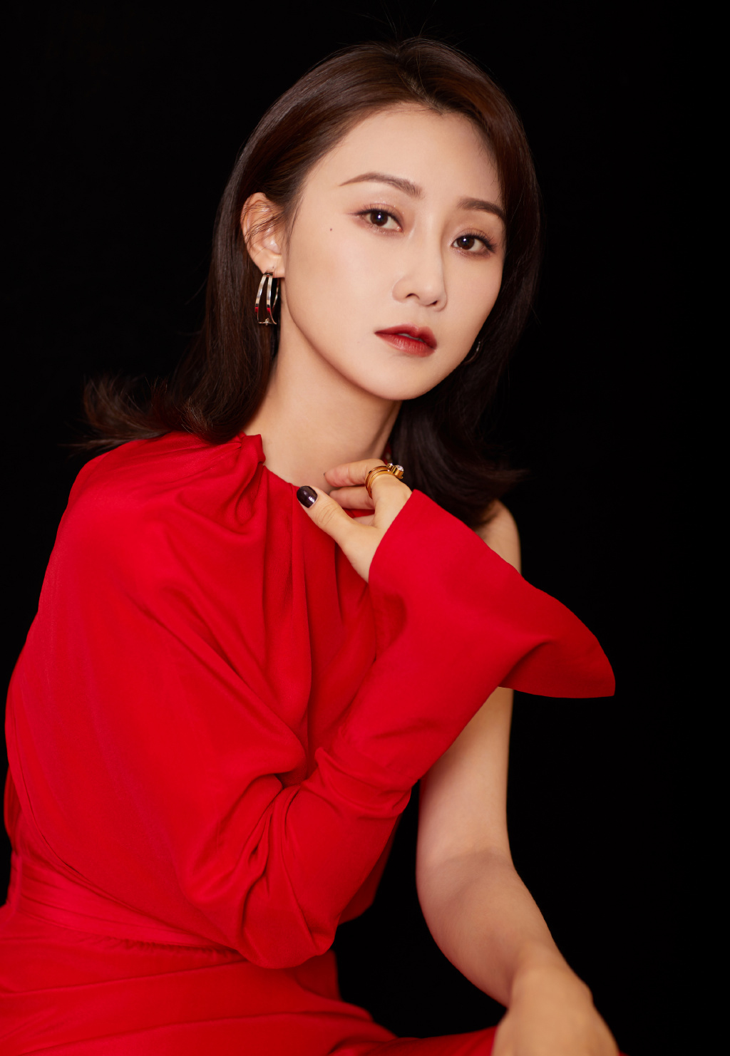 林鹏红裙性感迷人写真图片