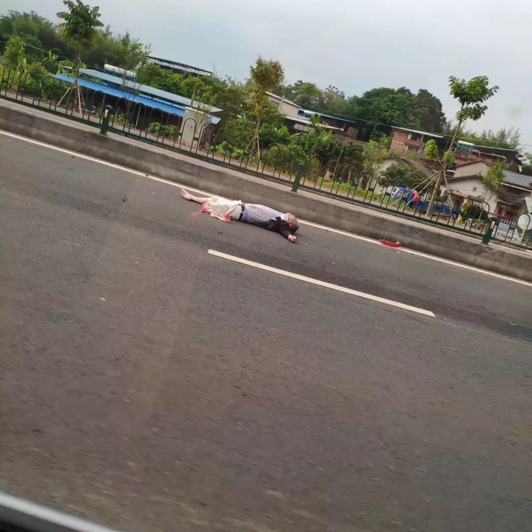 惨烈!腿都没了.客都大桥一小车与摩托相撞,人被撞飞,现场惨烈.