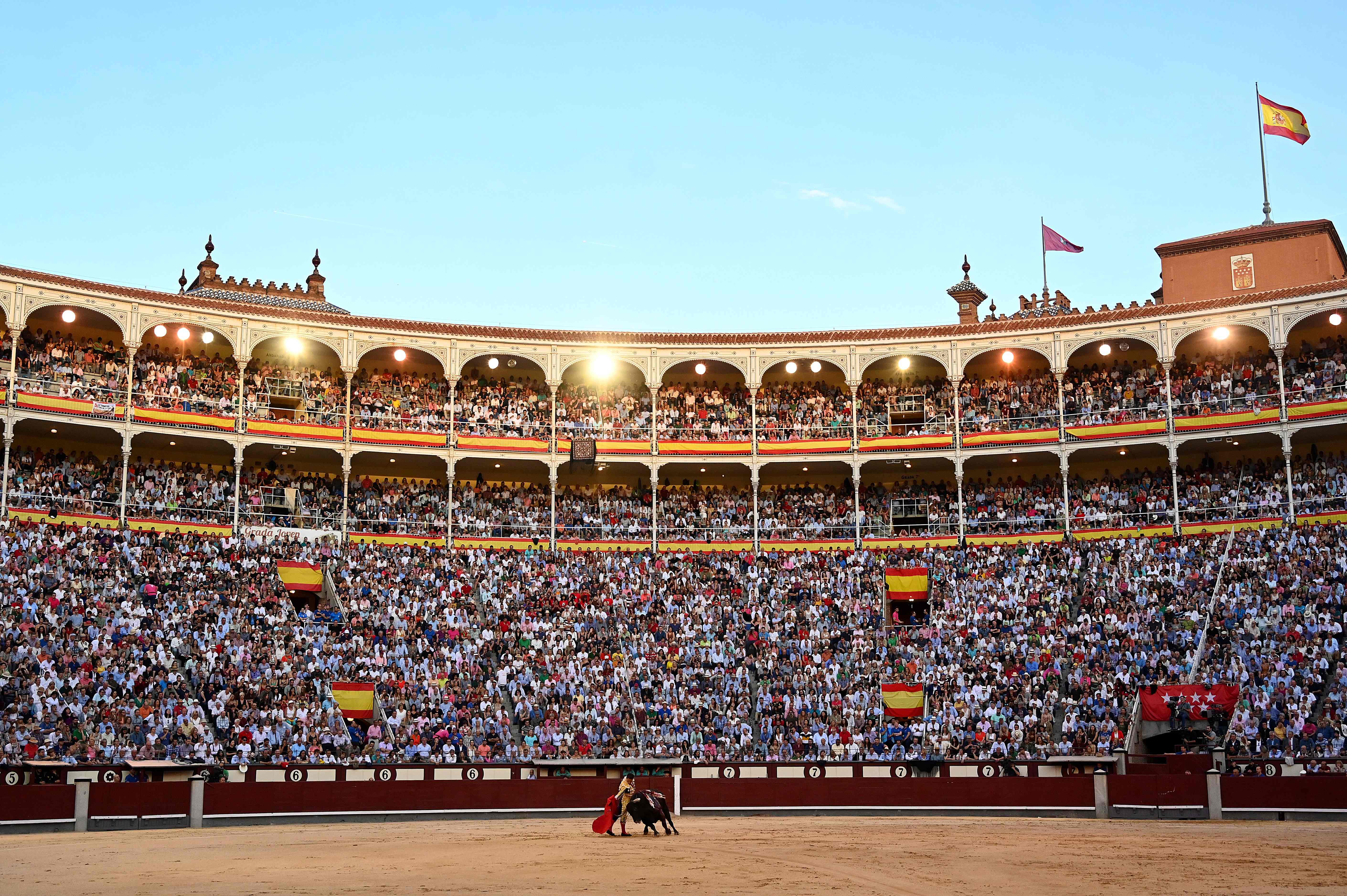 新华社/法新斗牛活动是西班牙传统节日圣伊西德罗节的主要庆祝活动