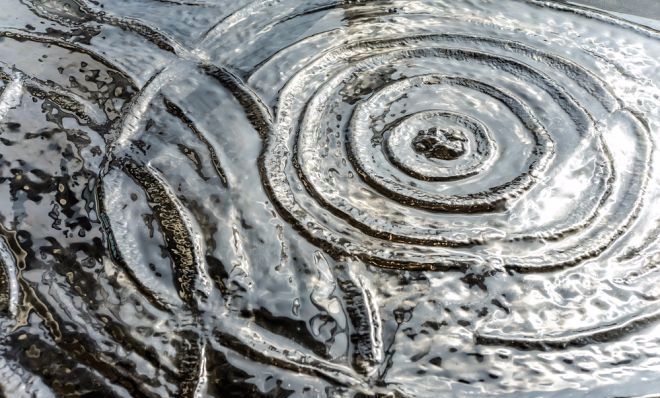 在楼梯间和水纹平台,都设计了大尺度不同形态展现水的艺术装置,水花