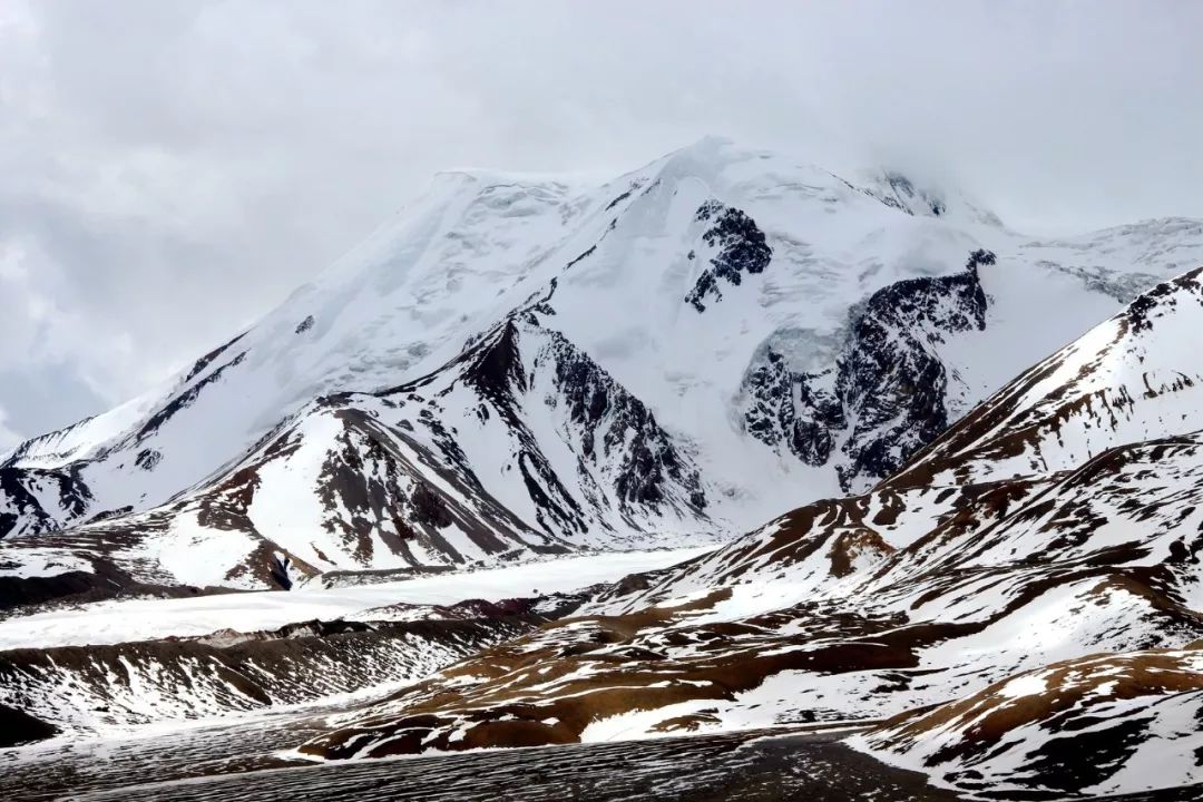 源源不断雪山融水流入黄河 因此,阿尼玛卿 成了黄河上游最大的水流量